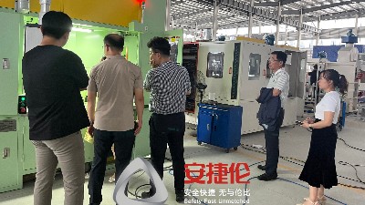 韓國橡膠減震客戶到（dào）訪參觀滾噴機噴膠機（jī）和試機打樣