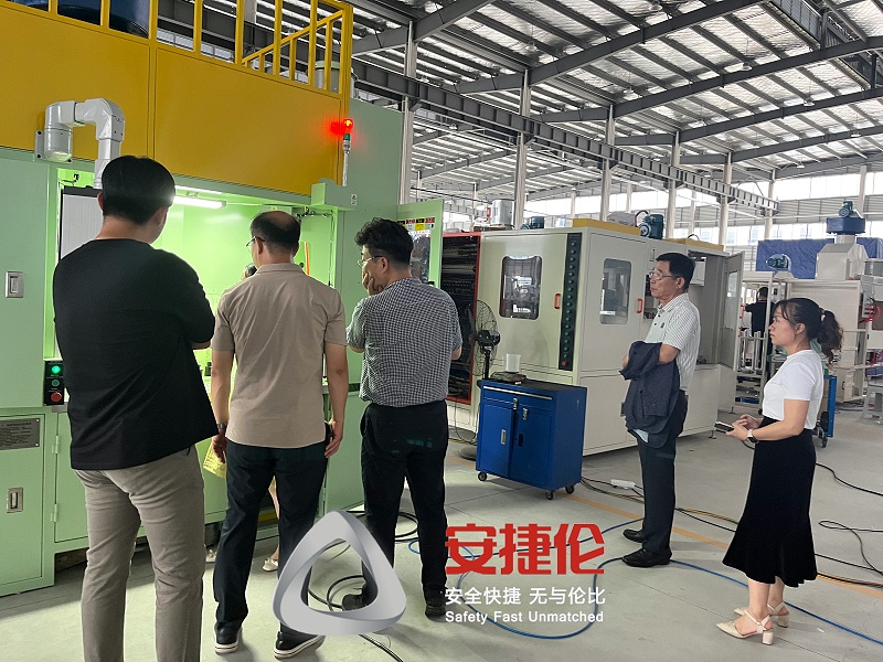 韓國（guó）客（kè）戶參觀噴膠機（jī）1