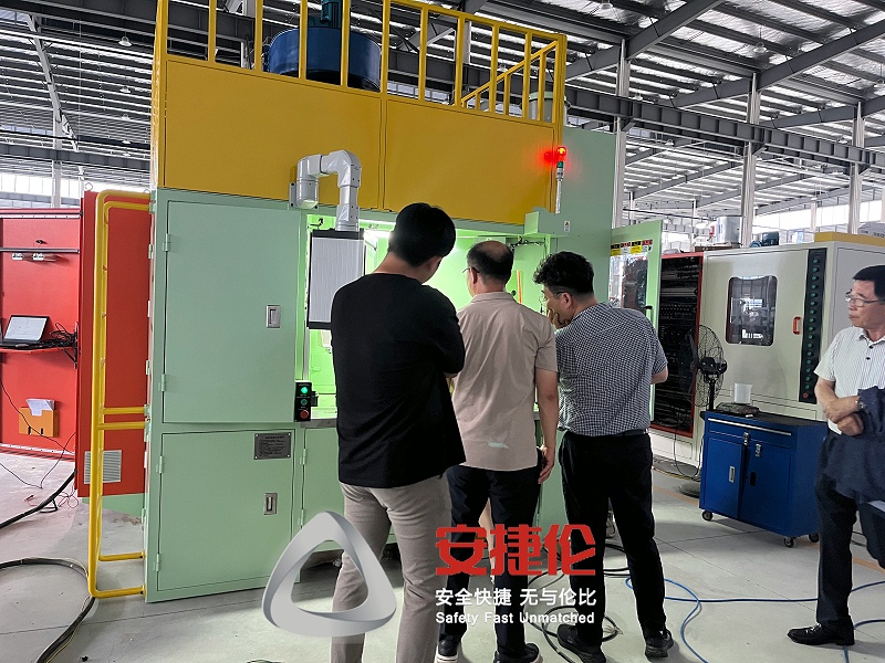 韓國客戶參（cān）觀噴膠機2