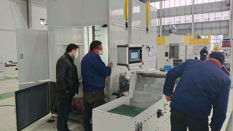 特瑞堡到訪南通工廠驗收鏈式（shì）滾膠機2