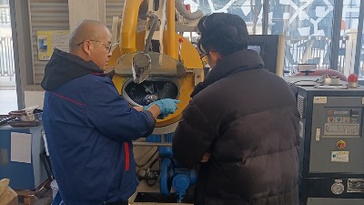 油封噴塗客戶到訪考察油封自動滾噴機 產（chǎn）品打樣