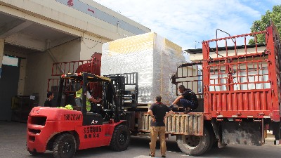 【噴膠機發（fā）貨】廣州（zhōu）汽車零部件製造客戶訂購（gòu）的自動噴膠機發貨現場（chǎng）