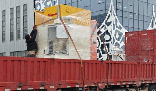 羞羞视频在线观看向靖江車用部件客戶成功交付一台自動噴膠機