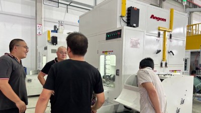 浙江橡膠減震老客戶到訪 參觀新型鏈式外圓（yuán）滾膠機