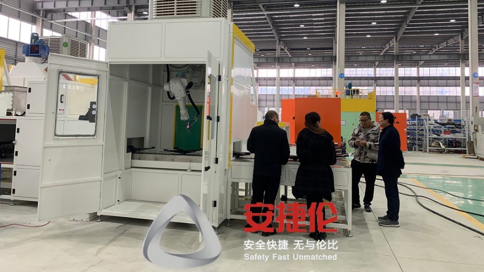 陶瓷製品客戶到訪驗收定製版軌道式自動噴膠機