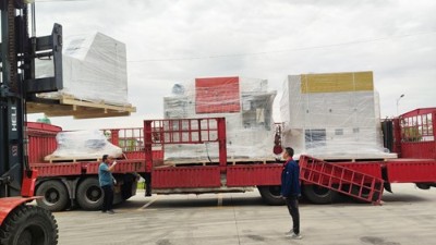 又發了2台設（shè）備，自動噴膠（jiāo）機和（hé）襯套內孔自（zì）動滾膠機