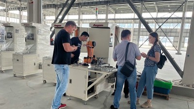 【縮（suō）徑機發貨】馬來西（xī）亞（yà）汽車減振（zhèn）客戶襯套全自動縮徑機成功交付