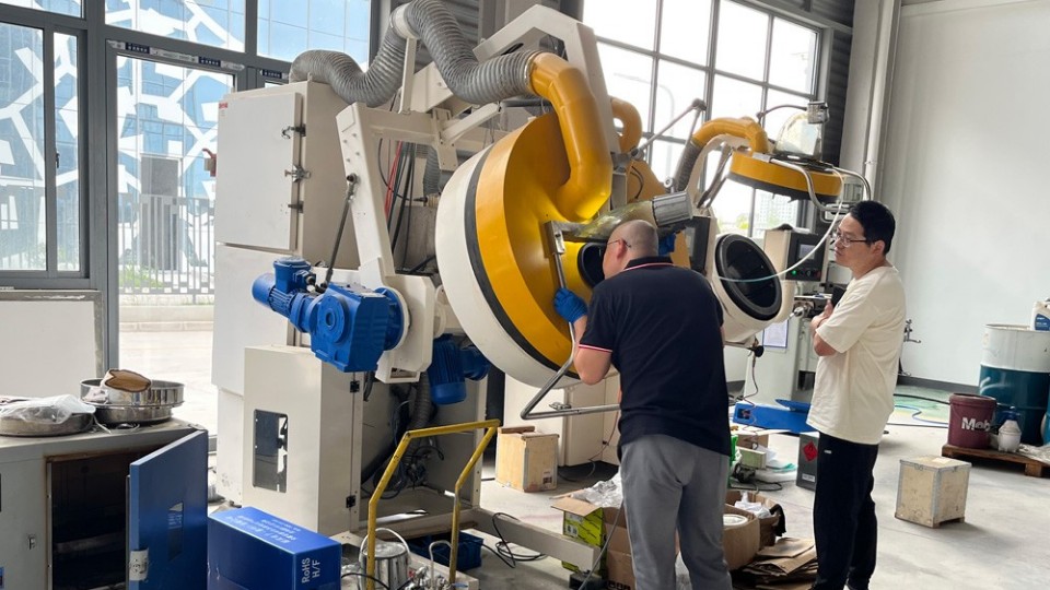 浙江（jiāng）寧波橡膠（jiāo）減震客戶到訪（fǎng）參觀自動噴膠機和滾噴機（jī）