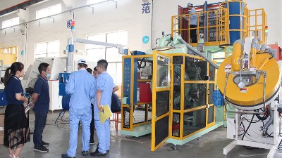 浙江客戶來（lái）訪驗收自動（dòng）滾噴機AJL.R90型噴塗設備