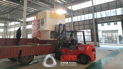 自動（dòng）噴膠機（jī）40型（xíng）不愧是爆款（kuǎn），再發上海電梯橡塑配件客戶