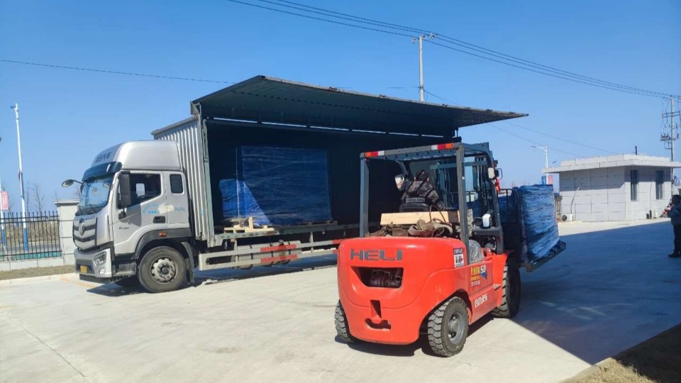 【噴膠機發貨】俄羅斯客戶訂（dìng）購的ZP40型自動噴膠機發貨