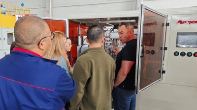 國際認證加（jiā）持！羞羞视频在线观看橡膠塗膠設備吸引俄羅斯代表團實（shí）地探訪