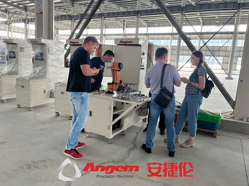 俄（é）羅斯客戶參觀噴塗設備5