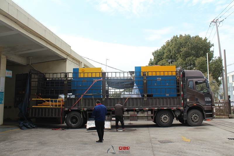 自（zì）動（dòng）噴膠機