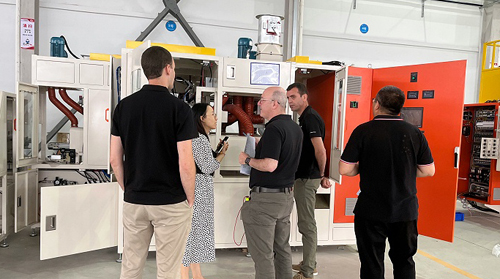 加拿大橡塑製品客戶（hù）成功驗收滾膠機ZG501、噴膠機ZP40