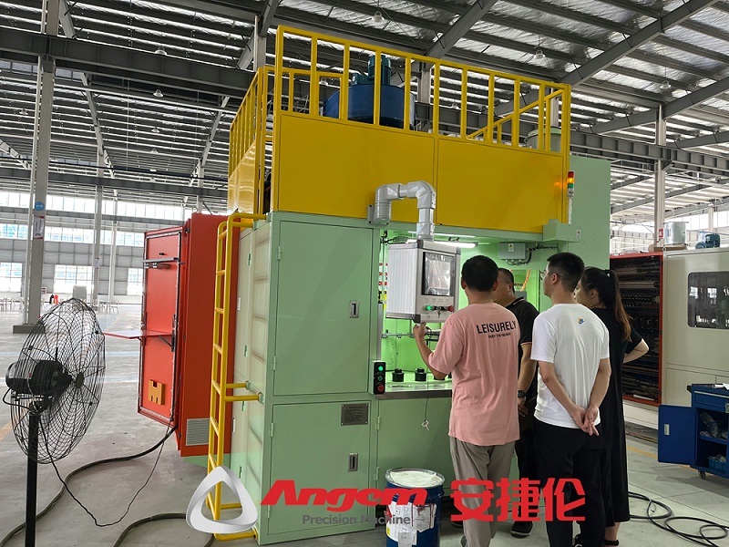 自動噴膠（jiāo）機2