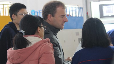 西班牙客戶慕名而來，參觀羞羞视频在线观看自動滾膠機（jī）、滾（gǔn）噴機！