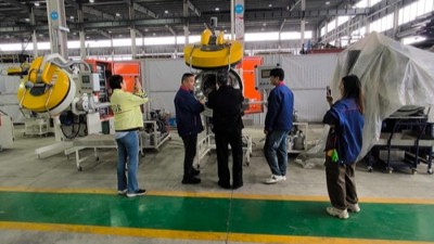 馬來西亞橡膠減震客戶到訪 參觀噴塗、縮徑、浸塗等設（shè）備