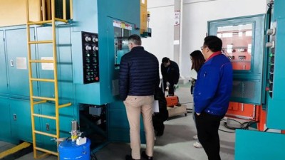 法國汽車橡膠減震客戶到訪（fǎng） 考察羞羞视频在线观看鏈式噴膠機