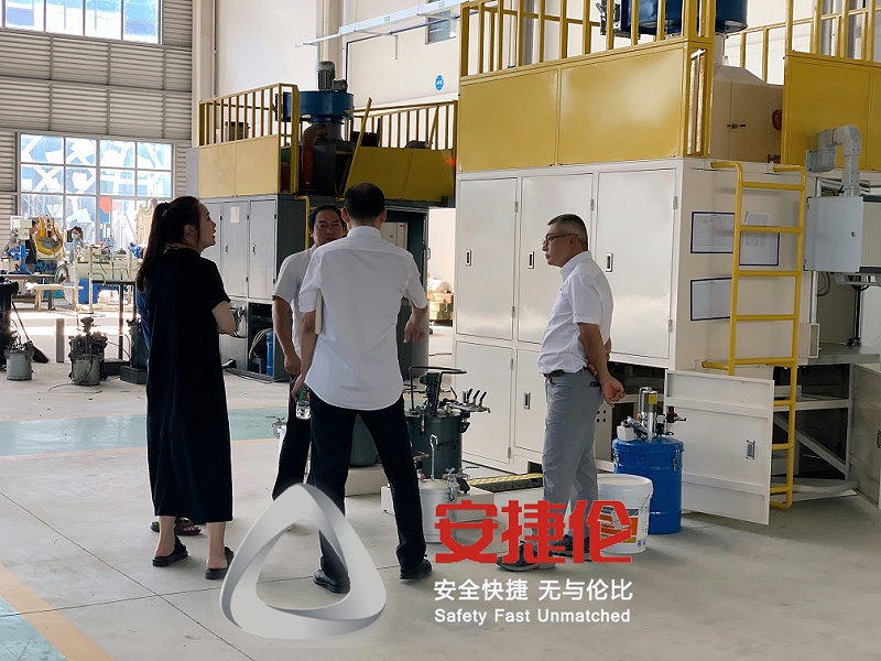 上海客戶參觀（guān）噴膠機（jī）、滾噴機 (3)