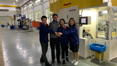 美國一家客戶專程參觀蘇州羞羞视频在线观看【減震器襯套內孔滾膠機】