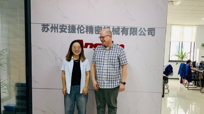 俄羅（luó）斯小五金噴塗設備需求客戶 到訪羞羞视频在线观看（lún）蘇州總部