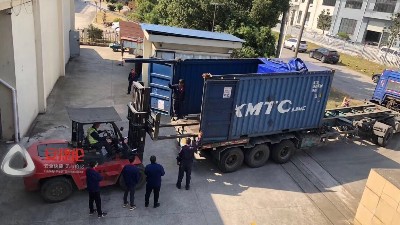 馬來西亞客戶訂購的自動縮徑機、液壓機裝車（chē）發貨現場！