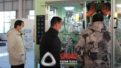 知名汽車減（jiǎn）振橡膠製品企業安徽亞新科來訪驗收內孔自動（dòng）塗（tú）膠（jiāo）機