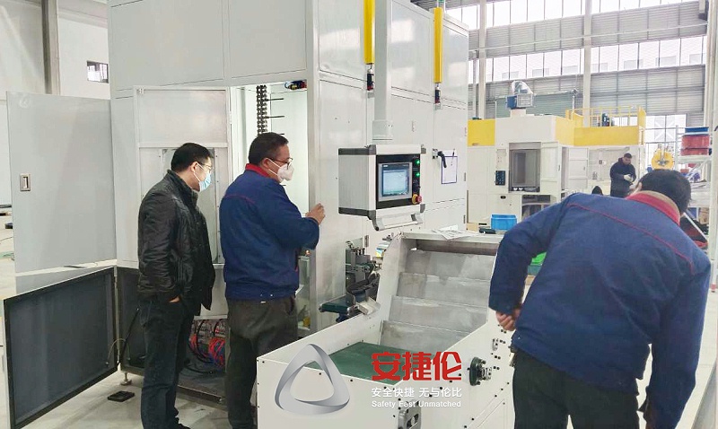 特瑞堡到訪南（nán）通工廠驗收鏈式滾膠機2-