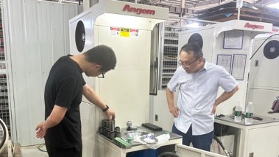 常州汽車減震件客戶 現場驗（yàn）收襯套自動縮徑（jìng）機