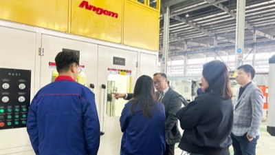 泰國客戶探秘羞羞视频在线观看南通工廠 參觀橡膠減震噴膠（jiāo）機PZ20