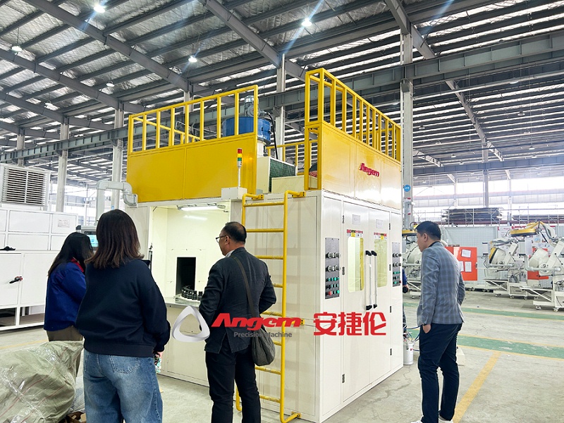 橡膠減震噴膠機1