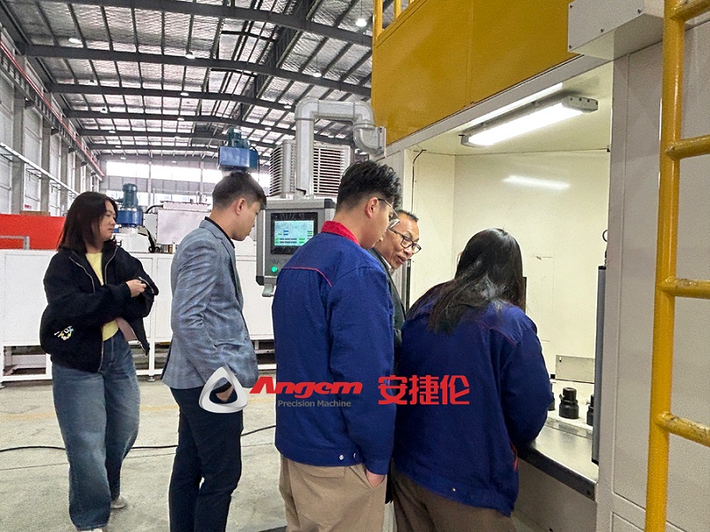 橡膠減震噴膠機（jī）3