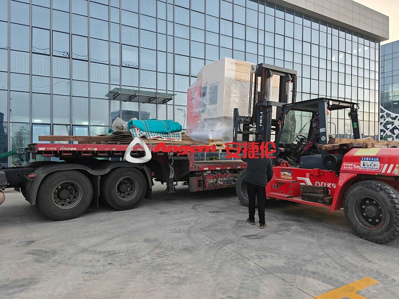 自動噴膠（jiāo）機發重慶2