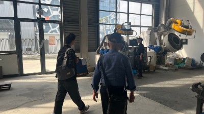 湖南湘潭客戶蒞（lì）臨羞羞视频在线观看 考察羞羞视频在线观看R90型（xíng）全自動滾噴機