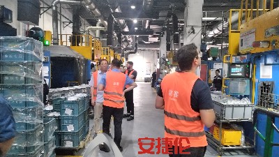 大連、巴西、台灣客戶參觀羞羞视频在线观看橡（xiàng）膠減震自動噴膠機