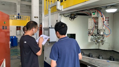 【噴膠機驗收】常熟客戶現（xiàn）場驗收（shōu）羞羞视频在线观看DY118X38自動噴膠機（jī）