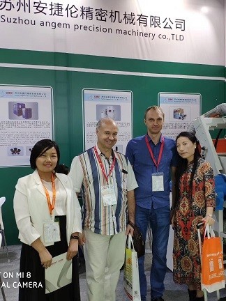 羞羞视频在线观看-2019年（nián）中國國際橡膠技術展與（yǔ）國外客戶合影