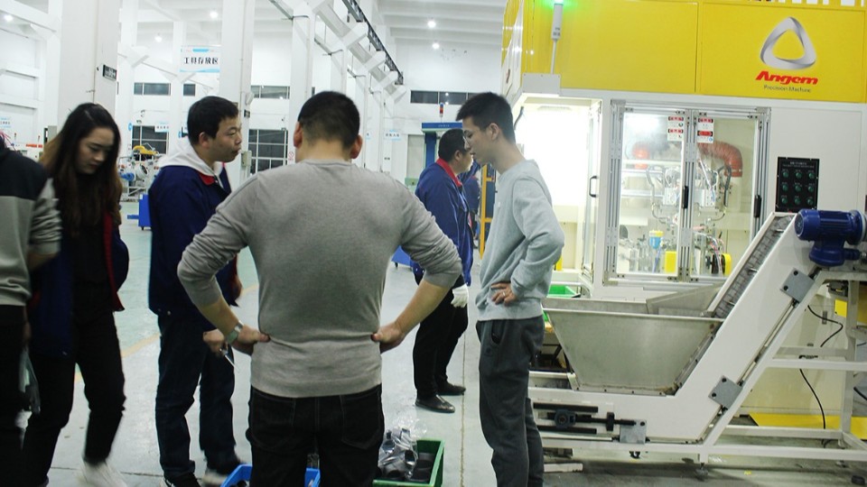 加班（bān）加點!安徽客戶（hù）內孔自動塗膠機進入測試階段