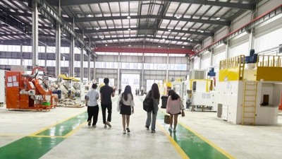 泰國客戶到訪羞羞视频在线观看工廠 參觀考察（chá）自動滾噴機R90