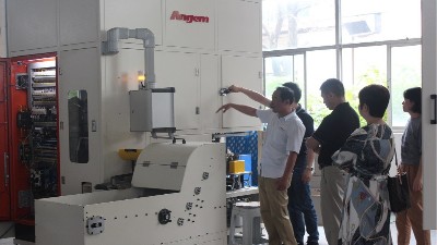 橡膠減震器製造老客戶來訪考察外圓（yuán）自動滾膠機