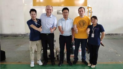 塞爾維亞客戶參觀蘇州羞羞视频在线观看內孔滾膠機