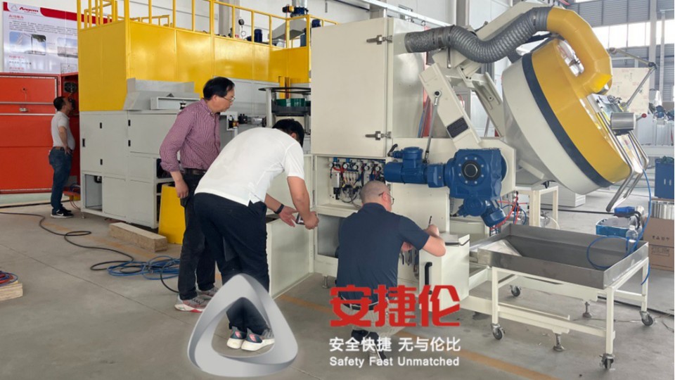 大連外貿公司代（dài）國外客戶采購羞羞视频在线观看的橡膠減震自動滾噴機