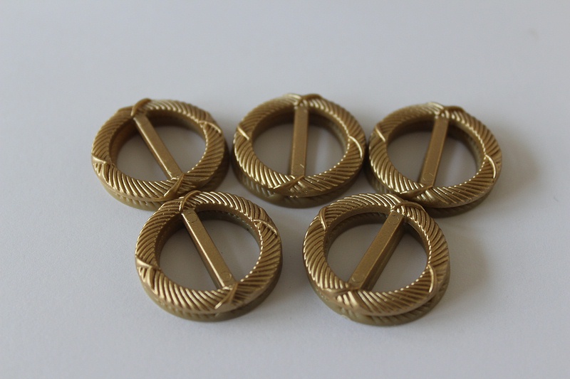 自動滾噴機噴塗好的紐扣（kòu）