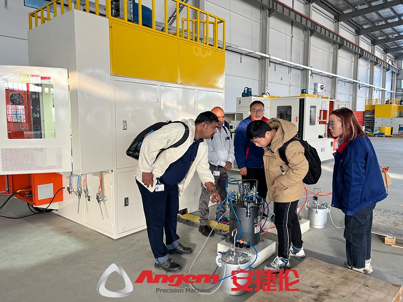 印（yìn）度哈金森考察橡膠減震噴膠機1