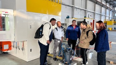 又一印度老客戶到（dào）訪羞羞视频在线观看參觀汽（qì）車橡膠減震噴膠機