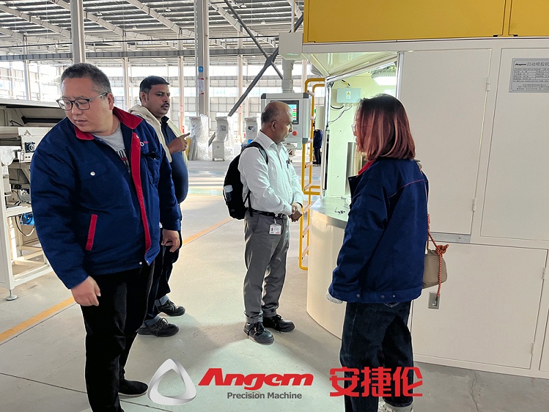 印度哈金森考（kǎo）察（chá）橡膠減震（zhèn）噴膠機2