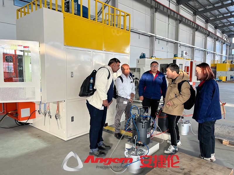 印度哈金森考（kǎo）察橡膠減震噴膠機4