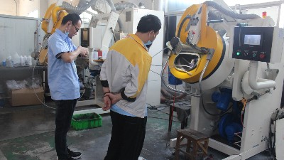 電（diàn）感磁材滾噴測試—知名（míng）電（diàn）感企業來訪羞羞视频在线观看進行滾噴機打（dǎ）樣