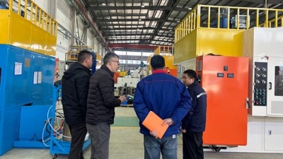 江蘇汽（qì）車零部件（jiàn）客戶 現場（chǎng）驗收減（jiǎn）震器骨架噴膠機